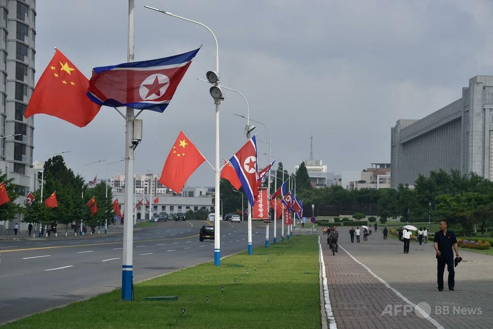中国の習近平主席が7年ぶり訪朝 「無敵の友情」称賛