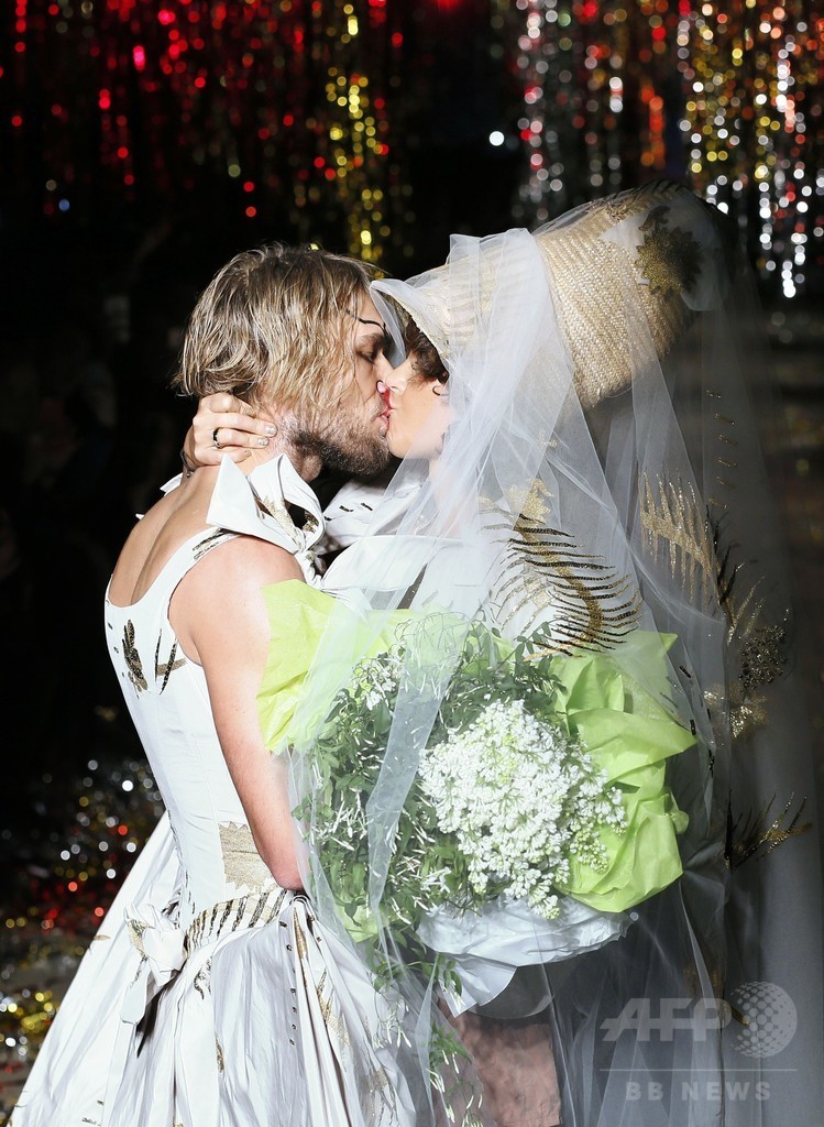 「ユニセックス」にまとう服、「ヴィヴィアン・ウエストウッド ゴールドレーベル」15/16秋冬