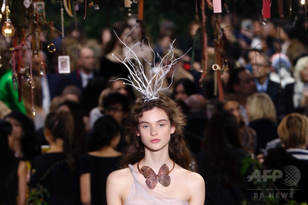 キウリによる初の「ディオール」オートクチュール、ファッション界から称賛