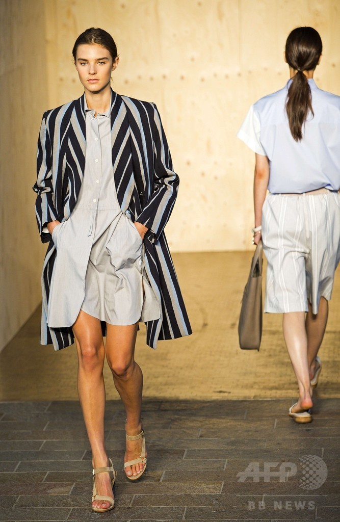 オーバーサイズの服にフェミニンさをプラス、「ポール・スミス」15年春夏