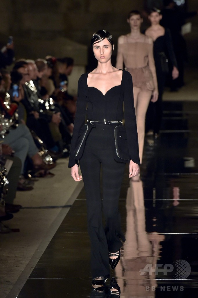 「ジバンシィ」17年春夏