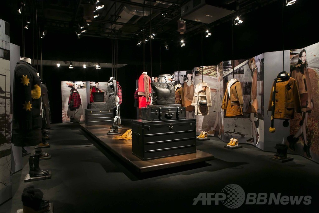 「コーチ」、スチュアート・ヴィヴァースによるデビューコレクションを都内で披露