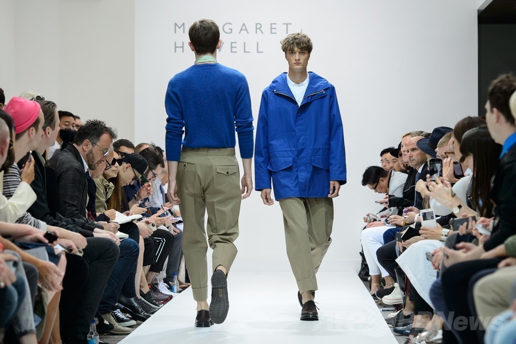 首元のスカーフ使いに注目、「マーガレット・ハウエル」15年春夏メンズ