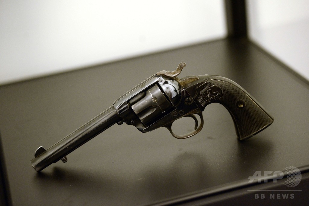 A・ドロン所有のS・マックィーンの銃、約280万円で落札