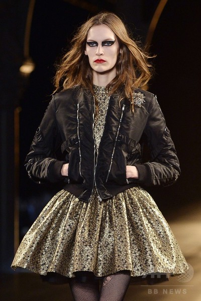 フリルスカートやタイトドレス、レザーレギンスでロックを追求「サンローラン」15/16秋冬