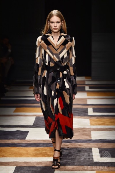 カラーブロックで見せる上品なルックス、「サルヴァトーレ フェラガモ」15/16秋冬