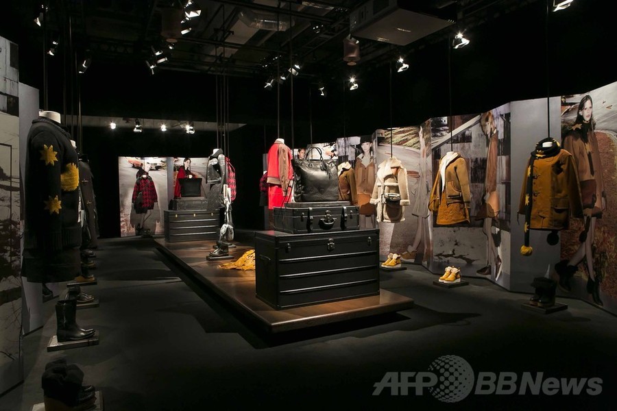 「コーチ」、スチュアート・ヴィヴァースによるデビューコレクションを都内で披露