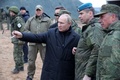 ロシア・リャザニ近郊の訓練所を訪れ、招集兵と面会したウラジーミル・プーチン大統領（中央、2022年10月20日撮影）。(c)Mikhail Klimentyev / Sputnik / AFP 