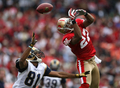 パスをキャッチし損ねるラムズのWRトリ－・ホルト（%%Tory Holt%%、右）。(c)AFP/Getty Images Jed Jacobsohn