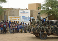 西アフリカ・マリに軍事介入した仏軍とマリ政府軍は28日、世界遺産都市トンブクトゥ（Timbuktu）を10か月にわたって実効支配していたイスラム武装勢力から奪還した。トンブクトゥ入りした両軍は、解放された住民の歓迎を受けた。

イスラム武装勢力掃討のため北進していた両軍は26日、北部主要都市ガオ（Gao）を制圧。28日にはガオとトンブクトゥ間の全域を奪還した。イスラム武装勢力から奪還されていない都市は、首都バマコ（Bamako）北東1500キロに位置するキダル（Kidal）のみとなった。

国際社会から同地域への経済支援も届き始めている。日本政府は29日、邦人が犠牲となったアルジェリア天然ガス施設での人質事件を受け、マリを含む西アフリカ・サハラ砂漠南縁の安定化支援として1億2000万ドル（約110億円）の拠出を表明した。

写真は、トンブクトゥ入りしたマリ軍兵士を眺める住民たち（2013年1月28日撮影）。(c)AFP/ERIC FEFERBERG