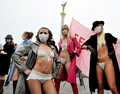ウクライナの女性活動団体FEMENが9日、首都キエフ（Kiev）の独立広場（Independence Square）で、マスクで作った下着を身に付け抗議行動を行った。FEMENは、2010年1月の大統領選挙を前に、政府や他の政治団体が新型インフルエンザを利用して恐怖心をあおっていると主張している（2009年11月9日撮影）。(c)AFP/SERGEI SUPINSKY