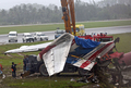 2007年9月17日、プーケット国際空港で着陸に失敗し炎上したタイ航空会社ワンツーゴー（One-Two-Go）旅客機の尾翼部分を重機で移動させる作業員たち。(c)AFP