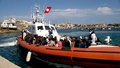 イタリア沿岸警備隊の船で伊ランペドゥーサ島に到着した難民たちの静止画。伊沿岸警備隊が公開した動画より（2015年4月5日撮影）。(c)AFP/GUARDIA COSTIERA