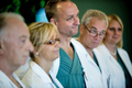 スウェーデン・ヨーテボリ（Gothenburg）にある
サールグレンスカ病院（Sahlgrenska Hospital）で記者会見を行う、ヨーテボリ大学（University of Gothenburg）のマッツ・ブレンストレム（Mats Braennstroem）教授（左から3人目）ほか外科専門医ら（2012年9月18日撮影）。(c)AFP/SCANPIX SWEDEN/ADAM IHSE