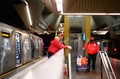 米ニューヨークの地下鉄駅で、困窮している人に生活必需品を配るボランティア（2020年4月29日撮影）。(c)Angela Weiss / AFP