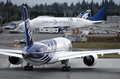 全日本空輸（All Nippon Airways、ANA）に25日引き渡された米航空機大手ボーイング（Boeing）の新世代旅客機「ボーイング787ドリームライナー（Boeing 787 Dreamliner）」1号機が28日、東京・羽田空港に到着した。

前日、明け方の曇り空のもと、予定より45分遅れで米ワシントン（Washington）州エバレット（Everett）のペインフィールド（Paine Field）空港を離陸した787は28日午前9時過ぎ、羽田空港に到着。多くの報道陣、航空ファンらに迎えられた。

1機平均2億200万ドル（約155億円）、乗客定員は330席。当初の予定では2008年初めに最初の機体が全日空に納入される予定だった。ボーイングにとってドリームライナーは、軽量化を図った中型旅客機の成功を賭けた存在でもある。

全日空は来月26日、成田発香港行きの便で、787を世界で初めて導入する。その後、羽田－北京（Beijing）や羽田－フランクフルト（Frankfurt）線でも運航していく。

写真は米ワシントン州エバレットのペインフィールド空港の滑走路に向かうボーイング787ドリームライナー1号機（2011年9月27日撮影）。(c)AFP/KEVIN P. CASEY