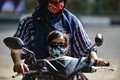 【写真特集】ウイルス対策も工夫次第? 素材も形もさまざまな「マスク」 インドネシア・バンダアチェで、マスク姿でバイクに乗る親子(2020年1月30日撮影)。(c)CHAIDEER MAHYUDDIN / AFP