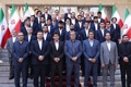 サッカーW杯カタール大会の開幕を控え、イランのエブラヒム・ライシ大統領（中段中央）と写真撮影に臨む同国代表メンバー（2022年11月14日撮影）。(c)AFP PHOTO / HO / IRANIAN PRESIDENCY