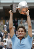 全仏オープンテニス2009（%%French Open 2009%%）男子シングルス決勝。大会第2シードのロジャー・フェデラー（%%Roger Federer%%、スイス）は、大会第23シードのロビン・ソデルリング（%%Robin Soderling%%、スウェーデン）と対戦。フェデラーは6-1、7-6、6-4で全仏初優勝を果たし、ピート・サンプラス（%%Pete Sampras%%、米国）氏の持つグランドスラム最多優勝記録（14勝）に並ぶと同時に、史上6人目の生涯グランドスラム（4大大会全制覇）を達成した。写真はトロフィーを掲げるロジャー・フェデラー。（2009年6月7日撮影）(c)AFP/PATRICK KOVARIK