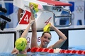 東京五輪、競泳女子100メートル自由形決勝。優勝を喜ぶオーストラリアのエマ・マキーオン（右、2021年7月30日撮影）。(c)Jonathan NACKSTRAND / AFP