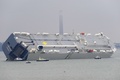 英南部サウサンプトン（Southampton）沖で座礁した自動車運搬船「ホーグ・オーサカ（Hoegh Osaka）号」（2015年1月4日撮影）。(c)AFP/MALCOM WELLS