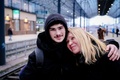 フィンランド・ヘルシンキの駅で、ロシア・サンクトペテルブルク発の高速列車「アレグロ」の運行停止前の最後の列車から降りたイバンさんと母親（2022年3月27日撮影）。(c)Seppo Samuli / Lehtikuva / AFP