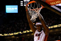 12-13NBAは3日、イースタンカンファレンス決勝（7回戦制）の第7戦が行われ、マイアミ・ヒート（Miami Heat）が99-76でインディアナ・ペイサーズ（Indiana Pacers）を破り、3年連続NBAファイナル進出を果たした。

ダンクシュートを決めるマイアミ・ヒートのレブロン・ジェームズ（LeBron James、2013年6月3日撮影）。(c)AFP/Getty Images/Mike Ehrmann