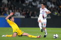 08-09フランスリーグ1第35節、オリンピック・リヨン（%%Olympique Lyon%%）対ナント（%%FC Nantes%%）。試合はリヨンが3-0で勝利した。写真はロイク・ギヨン（%%Loic Guillon%%）のチェックをかわしてシュートを放つリヨンのセサル・デルガド（%%Cesar Delgado%%、右）。（2009年5月12日撮影）(c)AFP/PHILIPPE MERLE