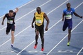 リオデジャネイロ五輪、陸上男子200メートル決勝でフィニッシュするジャマイカのウサイン・ボルト（中央、2016年8月18日撮影）。(c)AFP/PEDRO UGARTE