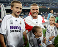スペイン・マドリード（Madrid）のサンチャゴ・ベルナベウ（Santiago Bernabeu Stadium）で行われたスペイン一部リーグ、レアル・マドリード（Real Madrid）対マジョルカ（RCD Mallorca）。マジョルカを下してリーグ優勝を決め、息子たちとポーズをとるレアル・マドリードのデビッド・ベッカム（David Beckham、2007年6月27日撮影）。(c)AFP/BRU GARCIA