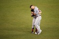 MLBオールスターゲーム2018。試合中にじゃれ合うア・リーグのホセ・アルトゥーベ（奥）とマイク・トラウト（2018年7月17日撮影）。(c)Patrick McDermott/Getty Images/AFP