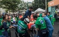 コロンビアのメデジンで行われたマラソンの大会で、倒れた選手にCPR（心肺蘇生法）を施す救急隊員（2018年9月16日撮影）。(c)AFP Photo/Joaquin SARMIENTO