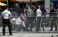 スロバキア中部ハンドロバで、ロベルト・フィツォ首相が銃撃された後、取り押さえられる容疑者（中央下、2024年5月15日撮影）。(c )AFP