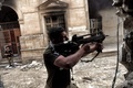 イラク・モスル西部でイスラム過激派組織「イスラム国（IS）」からの奪還作戦を進める中、銃を構える政府側部隊の隊員（2017年3月11日撮影）。(c)AFP/ARIS MESSINIS