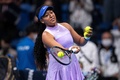 女子テニス、東レ・パンパシフィック・オープン、シングルス1回戦。試合後、客席にボールを打ち込む大坂なおみ（2022年9月20日撮影）。(c)Philip FONG/ AFP