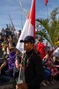 サーフィン競技の会場となるフランス領ポリネシアのタヒチ島チョープーで、パリ五輪の開会式に臨むインドネシアのリオ・ワイダ（2024年7月26日撮影）。(c)Ed Sloane / POOL / AFP