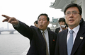 写真は19日、平壌の大同江（Taedong river）を眺める韓国側代表団。(c)AFP