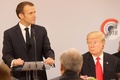 フランス・パリで開かれた第1次世界大戦終結100年記念式典の一環で、エリゼ宮（大統領府）での昼食会を前に演説するエマニュエル・マクロン大統領（左、2018年11月11日撮影）。(c)JACQUES DEMARTHON / AFP