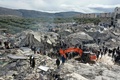 シリア・イドリブの地震被災地で、生存者や死者を捜索する地元住民（2023年2月6日撮影）。(c)Omar HAJ KADOUR / AFP
