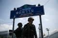 タイの首都バンコク（Bangkok）で、反政府派が集結する政府庁舎前で警戒に立つ兵士（2014年5月22日撮影）。(c)AFP/Nicolas ASFOURI