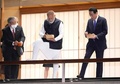東京・元赤坂の迎賓館で、池のコイに餌をやるナレンドラ・モディ印首相（中央）と岸田文雄首相（右、2022年5月24日撮影）。(c)Franck ROBICHON / POOL / AFP