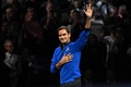 男子テニスの欧州チームとワールドチームの対抗戦、レーバー・カップ初日。コートに入場し、声援に応える欧州チームのロジャー・フェデラー（2022年9月23日撮影）。(c)Glyn KIRK / AFP