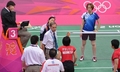 ロンドン五輪、バトミントン女子ダブルス1次リーグC組。適正に試合するよう注意する審判（中央のネクタイの人物、2012年7月31日撮影）。(c)AFP/ADEK BERRY