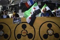 仏パリで、シリアでの化学兵器使用疑惑に抗議する人々（2017年4月6日撮影）。(c)AFP/Lionel BONAVENTURE