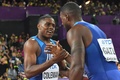 第16回世界陸上ロンドン大会、男子100メートル決勝。ジャスティン・ガトリン（右）と喜ぶクリスチャン・コールマン（2017年8月5日撮影）。(c)AFP/Andrej ISAKOVIC