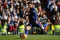 17-18スペイン1部リーグ第17節、レアル・マドリード対FCバルセロナ。PKを蹴るFCバルセロナのリオネル・メッシ（2017年12月23日撮影）。(c)AFP/OSCAR DEL POZO