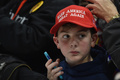 米ペンシルベニア州ムーンタウンシップで行われた「Make America Great Again（米国を再び偉大に）」集会に参加したドナルド・トランプ大統領の幼い支持者（2018年3月10日撮影）。(c)AFP PHOTO / Nicholas Kamm
