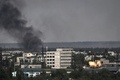 ウクライナ東部ルガンスク州のセベロドネツクで爆発が起こり、立ち上る煙（2022年5月30日撮影）。(c)ARIS MESSINIS / AFP