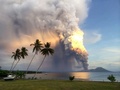 パプアニューギニア東部で、噴煙を上げるタブルブル山（Mount Tavurvur、2014年8月29日撮影）。(c)AFP/Oliver BLUETT