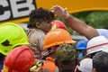 インド・マハードで起きたアパートの倒壊現場から救助された4歳の男児（2020年8月25日撮影）。(c)Manoej PAATEEL / AFP